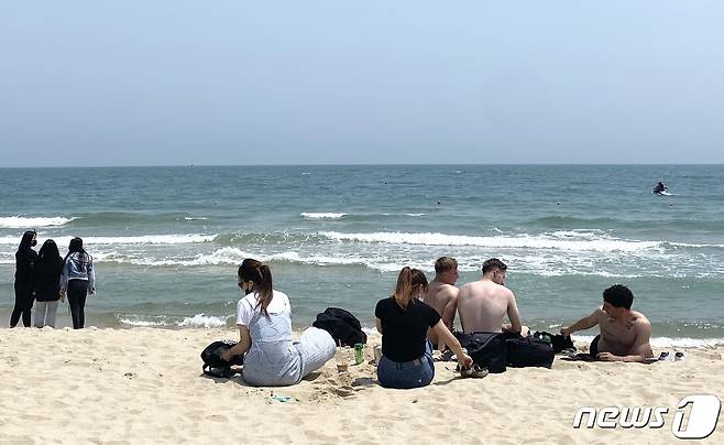 해운대해수욕장을 찾은 외국인들이 휴식을 취하고 있다.2021.6.6/© 뉴스1 박세진 기자