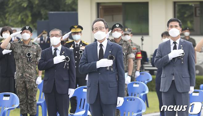 6일 현충일을 맞아 송하진 전북도지사(맨 앞)와 송지용 전북도의장, 김천석 35보병사단장, 진교훈 전북경찰청장 등이 국립임실호국원을 찾아 참배했다.(전북도제공)2021.6.6/뉴스1 © News1 김동규 기자