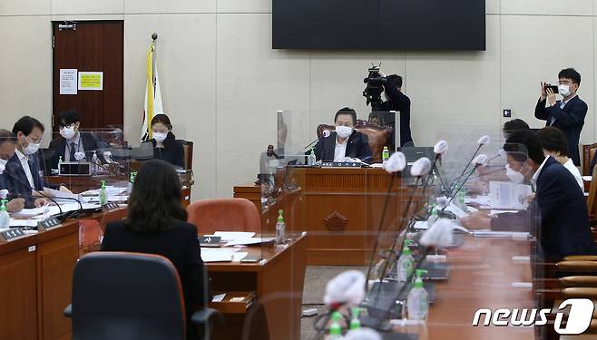 26일 서울 여의도 국회에서 보건복지위원회 제1법안심사소위원회 주최로 수술실 영상정보처리기기 설치 관련 의료법 일부개정법률안에 대한 공청회가 열리고 있다. 2021.5.26/뉴스1 © News1 구윤성 기자