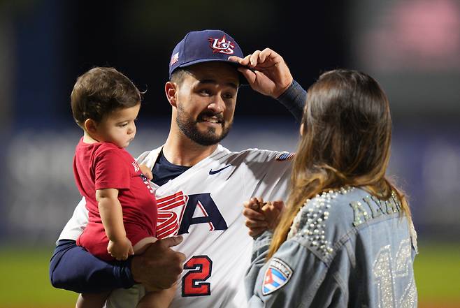 쇼트트랙 미국 국가대표 출신 야구선수 에디 알바레스가 가족의 축하를 받고 있다. 사진=AFP연합뉴스
