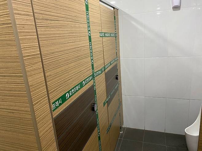 쿠팡 용인2 물류센터에 폐쇄된 화장실 칸. 트위터 갈무리