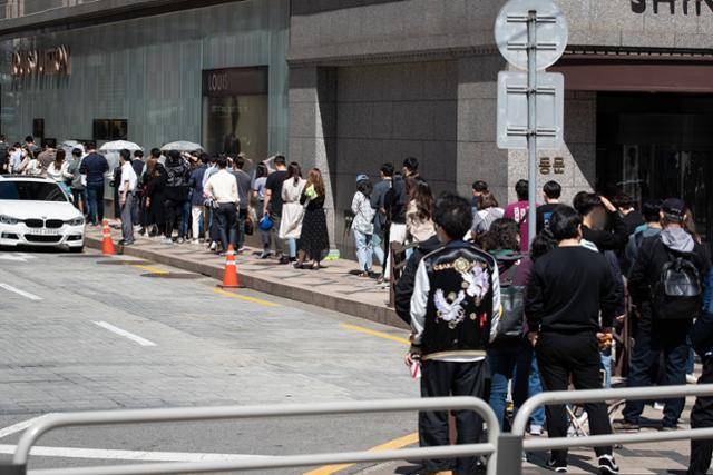 지난달 30일 서울 중구 신세계백화점 본점 앞에 명품 브랜드 매장에 입장하기 위해 고객들이 길게 줄지어 대기하고 있다. 뉴스1