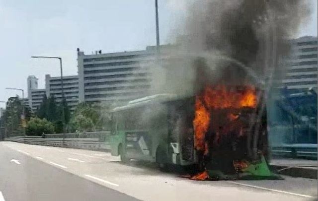 6일 낮 12시20분께 서울 잠실대교를 달리던 시내버스에서 화재가 발생했다. (사진=서울 광진소방서 제공) 2021.06.06. [뉴시스]