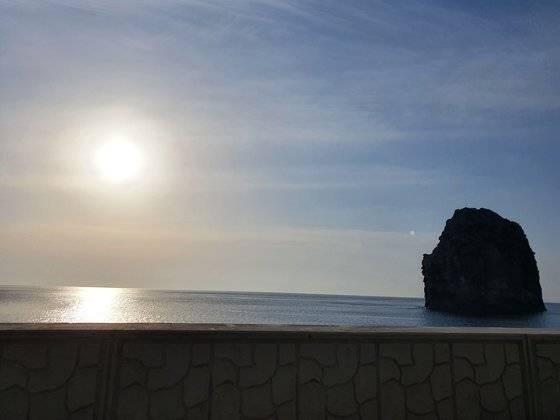 이 장면을 만나기까지 멀미 좀 세게 했습니다. 울릉도 해안도로에서 만난 일출 직후. 전수진 기자