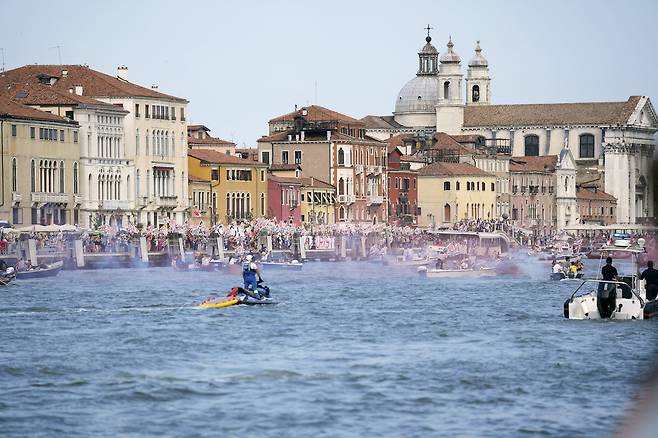 ″No Big Ships(큰 배는 안돼)″ 운동가들이 5일 MSC 오케스트라가 떠나는 베네치아 운하에서 시위를 벌이고 있다. AP=연합뉴스