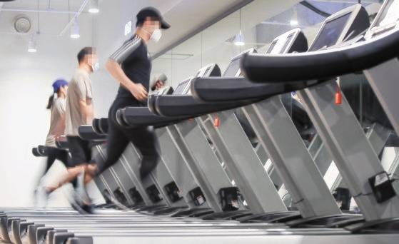 지난 1월 18일 오전 서울 강남구에 위치한 화이트짐 역삼점에서 회원들이 트레드밀에서 걷기 운동을 하고 있다. 연합뉴스