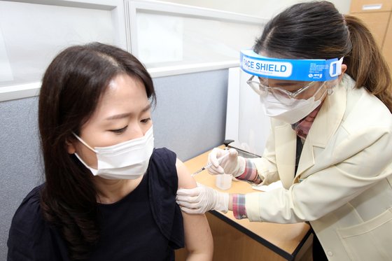 지난 4월 13일 한 교육 종사자가 서울 동작구 보건소에서 아스트라제네카(AZ) 백신을 접종하고 있다 [동작구 제공]