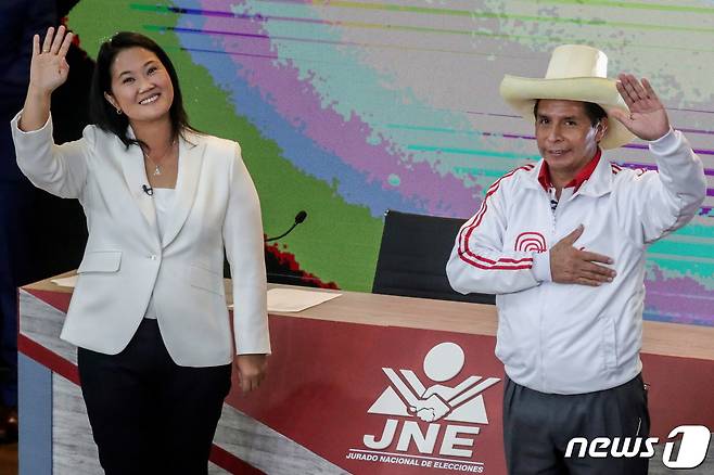 페루 대선 결선 투표가 오는 6일 치러지는 가운데, 결선에 진출한 게이코 후지모리(왼) 후보와 페드로 카스티요 후보가 토론회에 참석한 모습. © 로이터=뉴스1 © News1 최서윤 기자