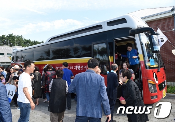 전북 김제시가 지역의 관광지를 둘러볼 수 있는 시티투어버스 운행을 시작했다.© 뉴스1