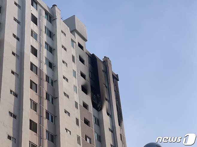7일 오후 4시26분쯤 광주 서구 쌍촌동의 한 아파트 14층에서 화재가 발생해 주민 3명이 연기를 흡입하고 병원으로 이송됐다. 사진은 아파트 외벽이 그을린 모습. 2021.6.7/뉴스1 © News1 정다움 기자
