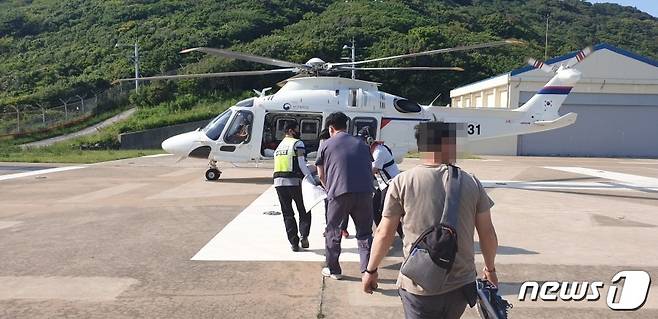 응급환자 헬기 이송.(여수해경 제공)/뉴스1 © News1