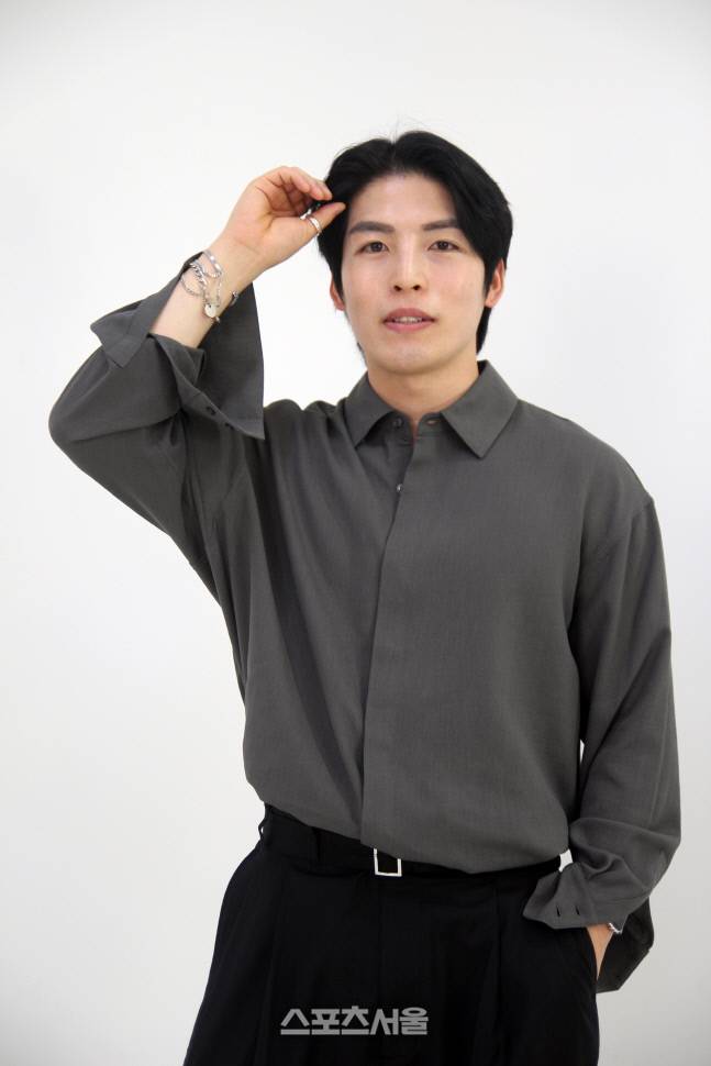 패션 유튜버 깡스타일리스트가 본지와 사진 촬영에서 포즈를 잡고 있다.