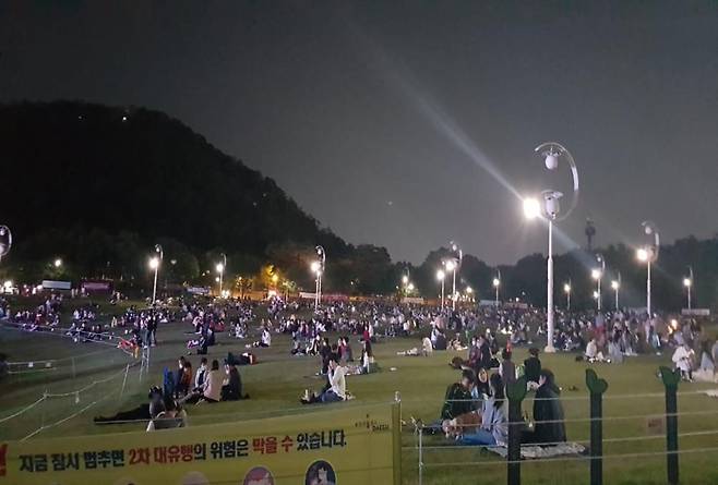 밤새도록 북새통을 이룬 대구 코오롱야외음악당 모습. /대구문화예술회관