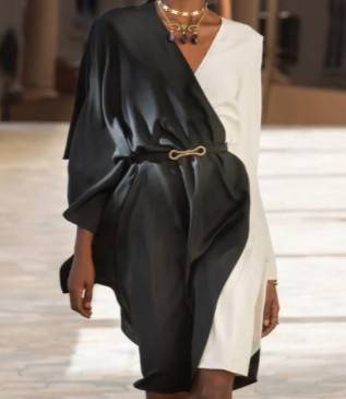 드레스는 포츠 1961 제품.