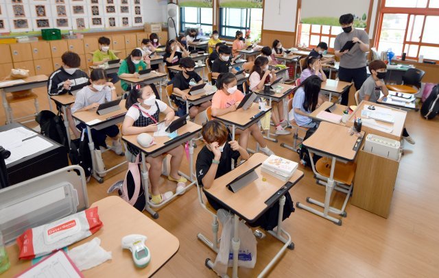 전남지역 초등학교 전면등교 수업이 시행된 7일 오전 화순의 한 초등학교에서 학생들이 수업을 하고 있다. 화순=뉴시스