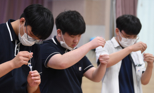 (해당 사진은 집단 감염 사건과 관련이 없음) 지난 3일 서울 강남구 로봇고등학교에서 학생들이 자가 검사를 하고 있다. 연합뉴스=사진공동취재단