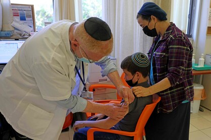 이스라엘 청소년이 6일 예루살렘에서 코로나19 백신을 맞고 있다. 예루살렘 /AFP 연합뉴스