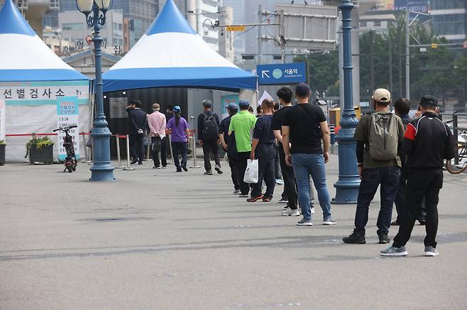 6일 서울역 광장에 마련된 임시선별검사소에서 시민들이 줄을 서 있다. 연합뉴스