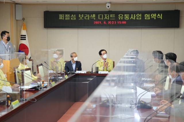 지난 2일 신안군과 카페보라가 '퍼플섬 보라색 디저트 유통사업 업무협약'을 체결하고 있다.[사진=신안군]