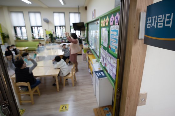 지난해 11월 6일 서울의 한 초등학교에서 교감선생님이 돌봄교실 수업을 진행하고 있다. 연합뉴스