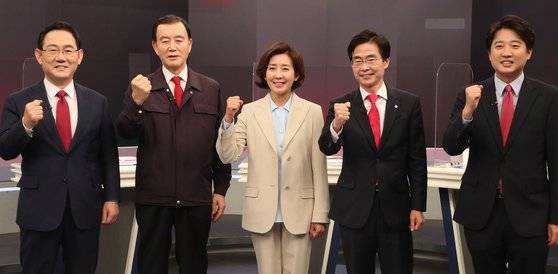 국민의힘 당대표에 출마한 주호영(좌부터), 홍문표, 나경원, 조경태, 이준석 후보가 7일 오후 서울 중구 태평로 TV조선 스튜디오에서 열린 토론회에 앞서 기념촬영을 하고 있다. 오종택 기자