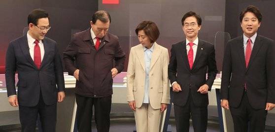 7일 오후 서울 중구 태평로 TV조선 스튜디오에서 열린 토론회에 앞서 기념촬영을 하는 국민의힘 당 대표 출마자들. 오종택 기자