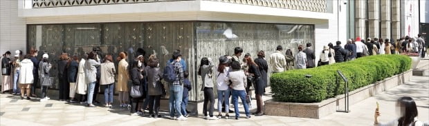 서울 소공동 롯데백화점 루이비통 매장(왼쪽)에서도 소비자들이 건물 바깥까지 줄을 지어 대기하고 있다. /연합뉴스