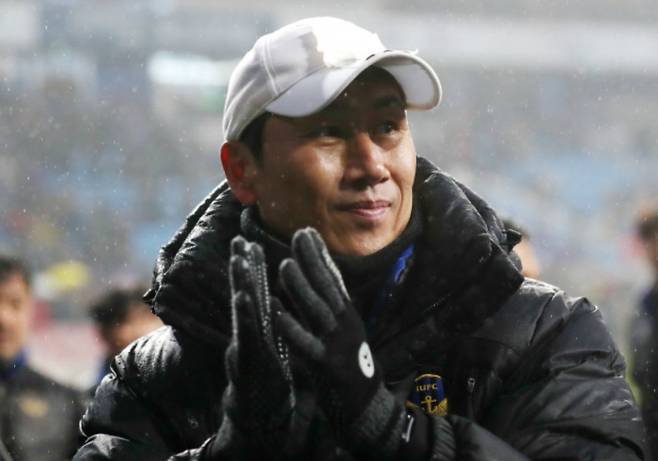 유상철 전 인천 유나이티드 감독이 병마를 이겨내지 못하고 끝내 세상을 떠났다. 고인이 2019년 11월24일 K리그1 상주 상무전에서 승리한 선수들을 박수로 격려하고 있다.  연합뉴스