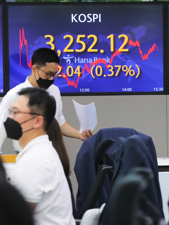 A screen in Hana Bank's trading room in central Seoul shows the Kospi hitting a record high on Monday. The index closed at 3,252.12 points, up 12.04 points, or 0.37 percent, from the previous trading day. [YONHAP]