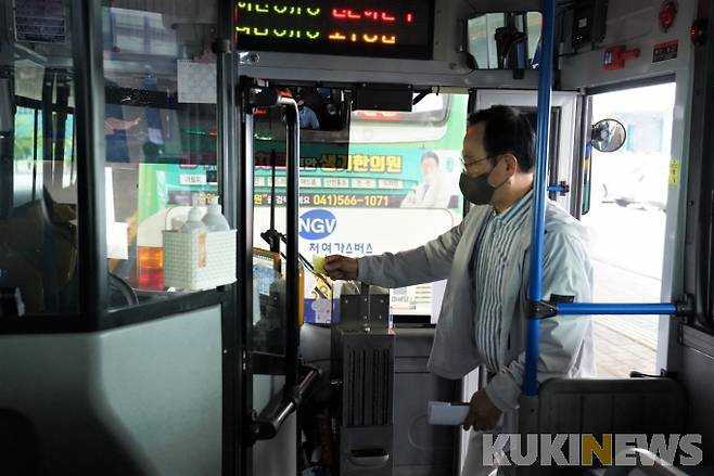 박상돈 천안시장이 7일 시민의 공감대를 높이는 시내버스 정책을 수립 및 혁신방안을 마련하기 위해 직접 시내버스에 탑승하고 있는 모습.