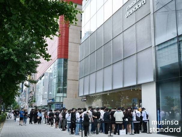 2021년 5월 홍대입구역 인근에 오픈한 무신사 오프라인 스토어 전경/사진=무신사