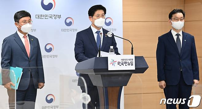 (서울=뉴스1) 송원영 기자 = 노형욱 국토교통부 장관이 7일 오전 서울 종로구 정부서울청사에서 LH 혁신방안 대국민 브리핑을 하고 있다. 왼쪽부터 안도걸 기획재정부 제2차관, 노형욱 장관, 윤창렬 국무조정실 2차장. 이날 브리핑에서 정부는 LH의 신도시 조사기능을 국토부로 이관하기로 했다. 또한 LH의 인력도 20% 이상 감축한다. 2021.6.7/뉴스1