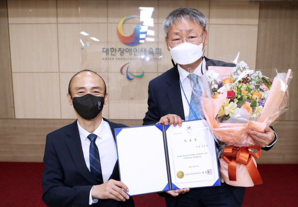 양충연(오른쪽) 제5대 대한장애인체육회 사무총장이 7일 정진완 회장에게 임용장을 받고 2025년 2월 정기총회 전일까지의 임기를 시작했다.  대한장애인체육회 제공