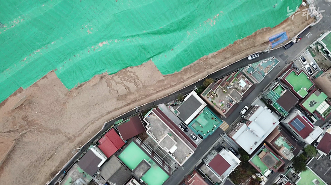 철거가 끝난 뒤 서울 상도4동 산65번지 모습. 사진 윗쪽이 철거된 현장이다.&nbsp;