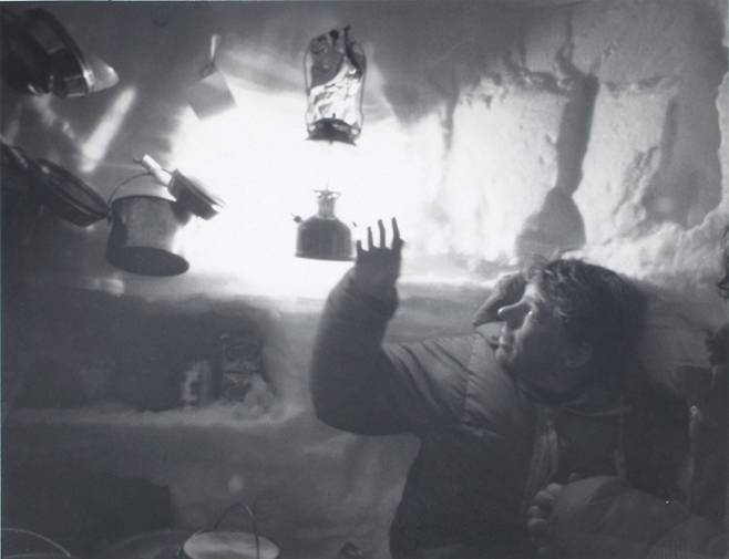 동계 데날리에서 하산 도중 설동을 파고 비박 중인 원정대원들.