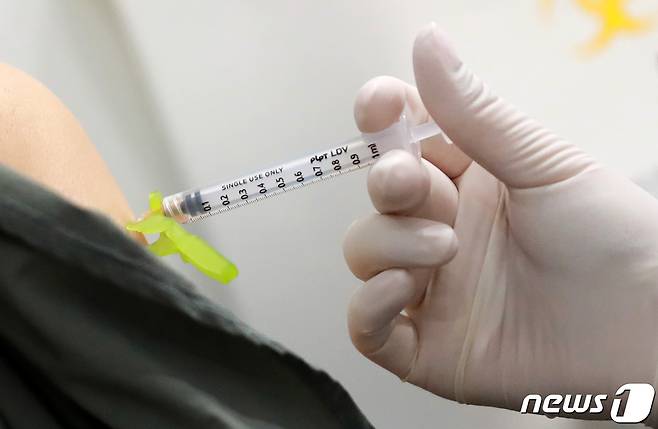 서울 영등포아트홀에 마련된 코로나19 예방접종센터에서 의료진이 화이자 백신을 접종하고 있다. 2021.6.4/뉴스1 © News1 구윤성 기자