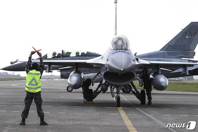충남 서산 소재 공군 제20전투비행단에서 KF-16 전투기가 임무수행을 위해 최종기회점검정비를 진행하고 있다. © 뉴스1