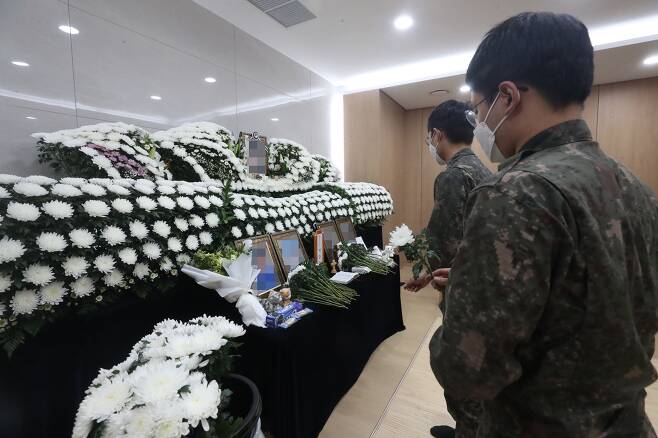 지난 7일 오후 경기도 성남 국군수도병원 장례식장에 마련된 제20전투비행단 소속 이모 중사의 빈소에서 조문객들이 고인을 추모하고 있다./장련성 기자