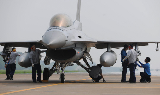 2010년 20전투비행단에서 KF-16 전투기를 점검하는 모습. 연합뉴스