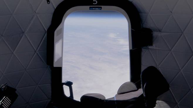 뉴셰퍼드의 우주선에 나 있는 전망 창.