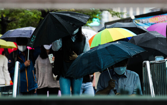 2021년 5월28일 전국 곳곳에 요란한 봄비가 내리는 가운데 서울 송파구 잠실 사거리에서 사람들이 우산을 쓰고 이동하고 있다. 비는 오후에 잠시 그쳤다가 밤부터 내일 새벽 사이 다시 내릴 것으로 관측됐다. 연합뉴스