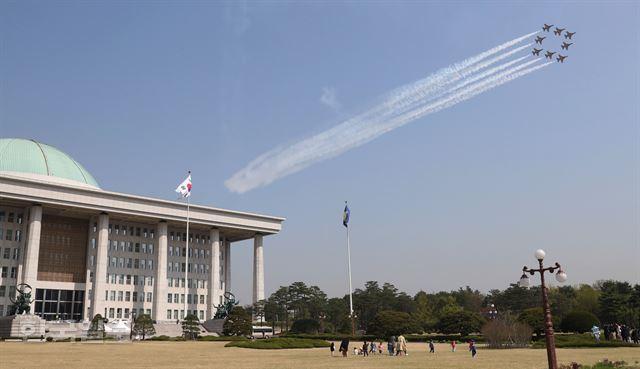 공군 특수비행팀 블랙이글스가 2018년 4월 17일 서울 여의도 국회의사당 상공을 비행하고 있다. 이번 비행은 21일 태권도 ‘평화의 함성’ 행사를 위한 축하비행의 사전 비행으로 펼쳐졌다. 오대근기자