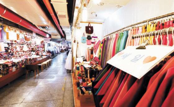 결혼 성수기인 지난해 9월 서울 광장시장 혼수상가의 썰렁한 모습. [연합뉴스]