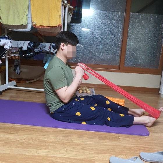 최근 집에서 재활중인 작업치료사 호영씨. 사진 김두경씨 제공