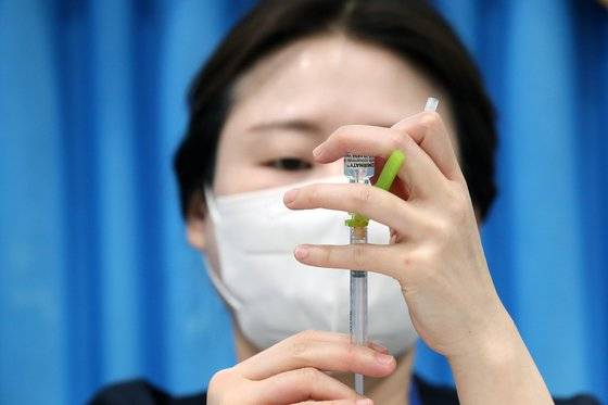 백신 접종 준비하는 의료진. 연합뉴스