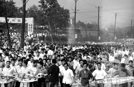 1965년 한일협정 반대 시위. 중앙 포토