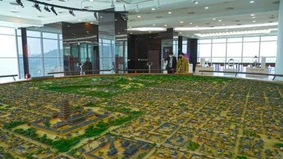 경주엑스포공원을 방문한 관람객이 경주타워 전망 1층에서 재단장으로 새로워진 '신라왕경도 모형'을 관람하고 있다. [사진 경주타워]