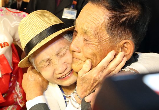 2018년 8월 제21차 남북 이산가족 단체상봉 행사에서 남측 이금섬(92)할머니가 아들 리상철(71)을 만나 껴안으며 기뻐하는 모습. 뉴스1