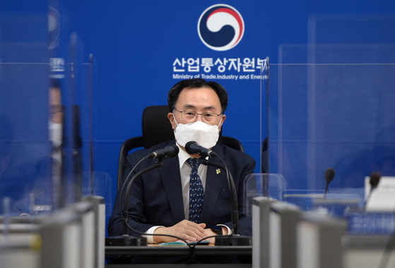 Minister of Trade, Industry and Energy Moon Sung-wook talks with the press on Tuessday at the government complex in Sejong. [YONHAP]