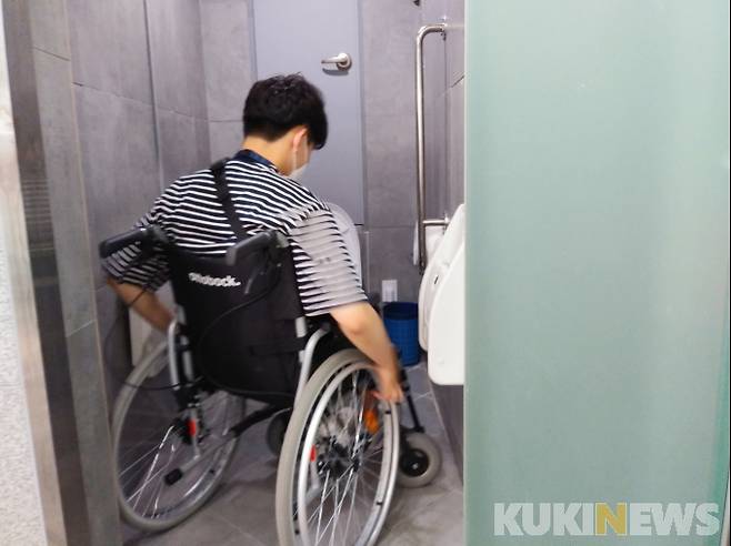 장애인화장실이 존재했지만, 휠체어를 돌릴만큼의 여유도 없는 상황이었다. 사진=노상우 기자